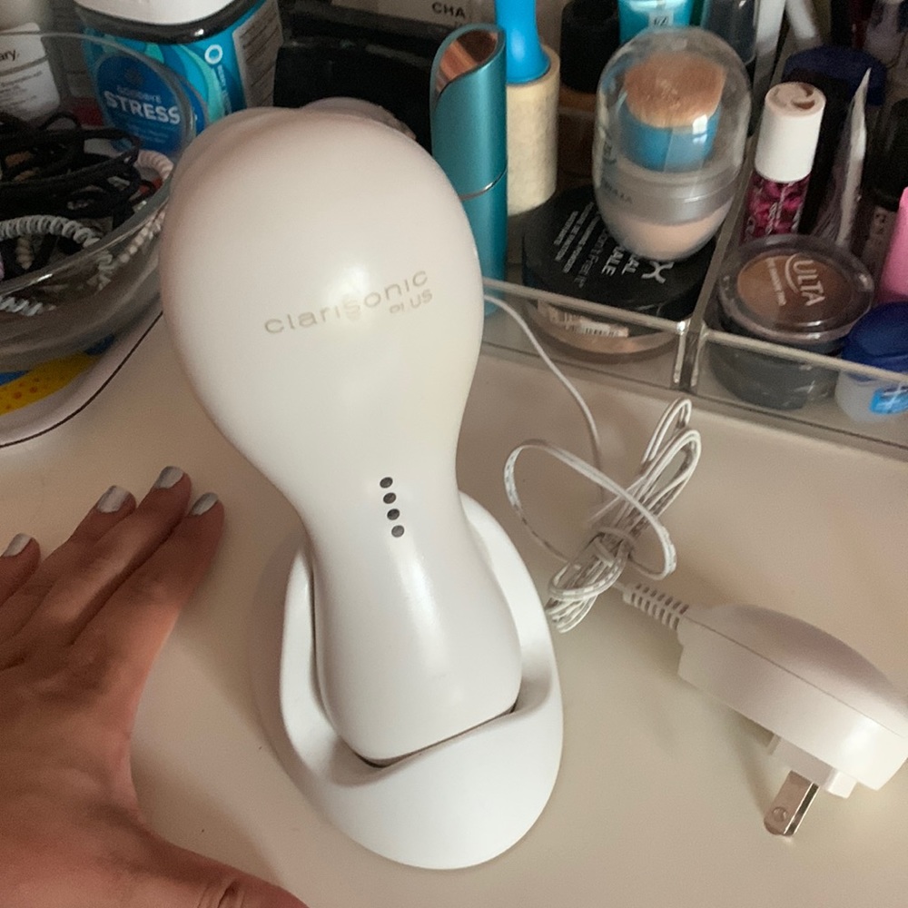 CLARISONIC PLUS CHARGER AND CLARISONIC